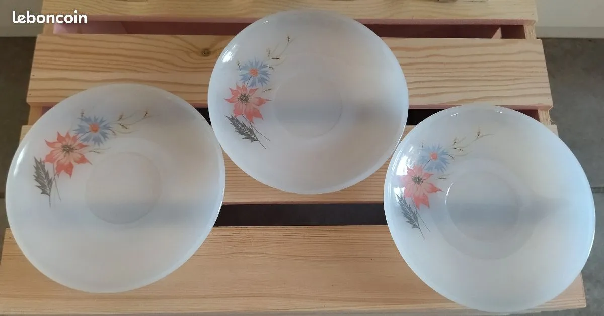 Lot de trois tasses et soucoupes Arcopal
