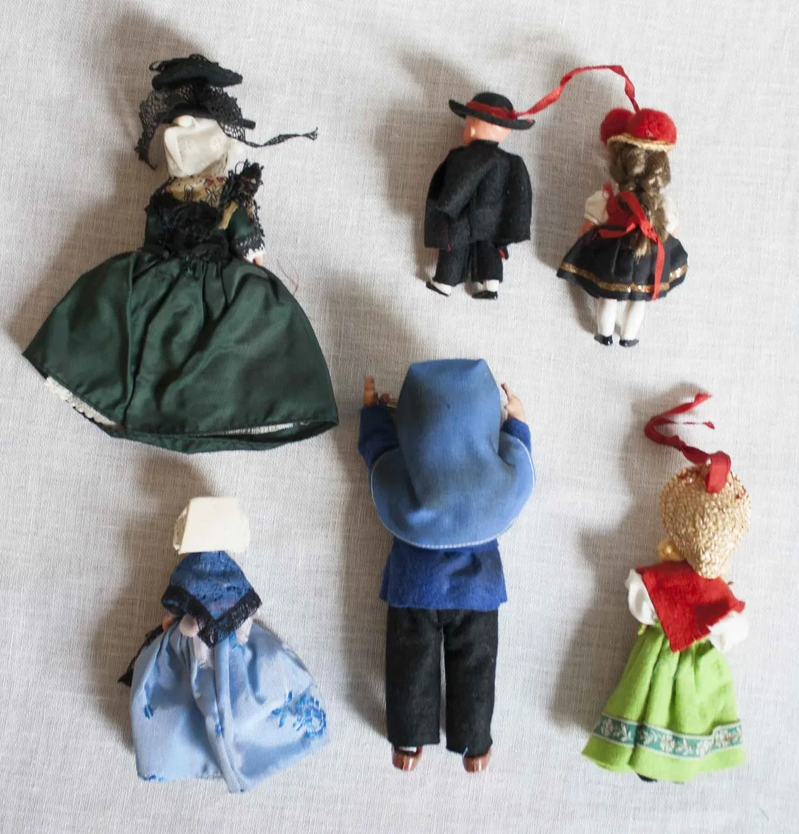 poupées miniatures costumes traditionnels
