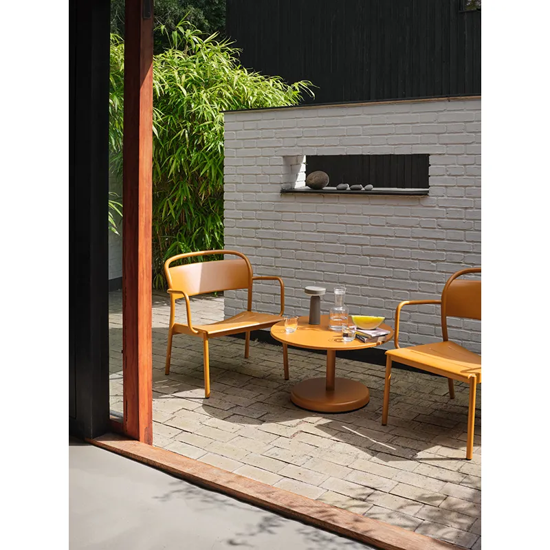 Table basse extérieur     Table basse LINEAR STEEL Ø 70 Orange brulé           MUUTO